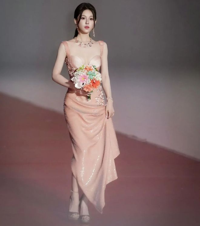 经把人香晕了 柔光潋滟开元ky棋牌赵露思已(图6) 经把人香晕了 柔光潋滟开元ky棋牌赵露思已(图6)