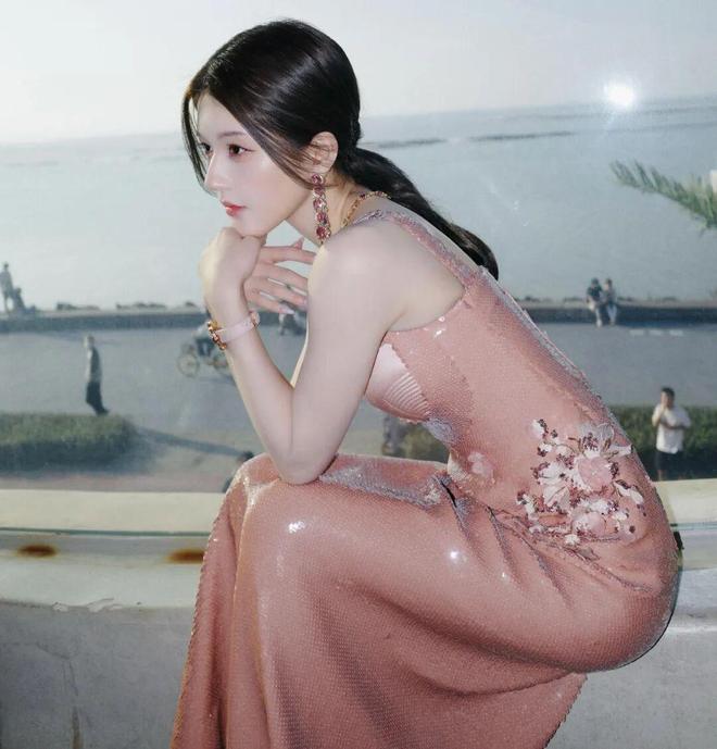 经把人香晕了 柔光潋滟开元ky棋牌赵露思已(图5) 经把人香晕了 柔光潋滟开元ky棋牌赵露思已(图5)