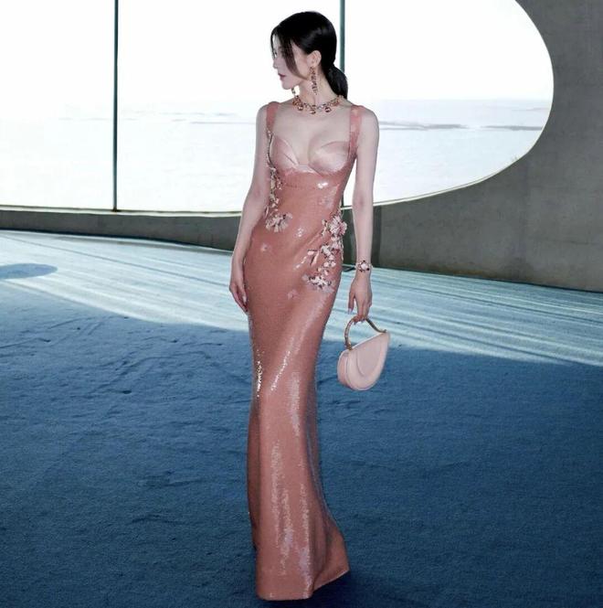 经把人香晕了 柔光潋滟开元ky棋牌赵露思已(图3) 经把人香晕了 柔光潋滟开元ky棋牌赵露思已(图3)