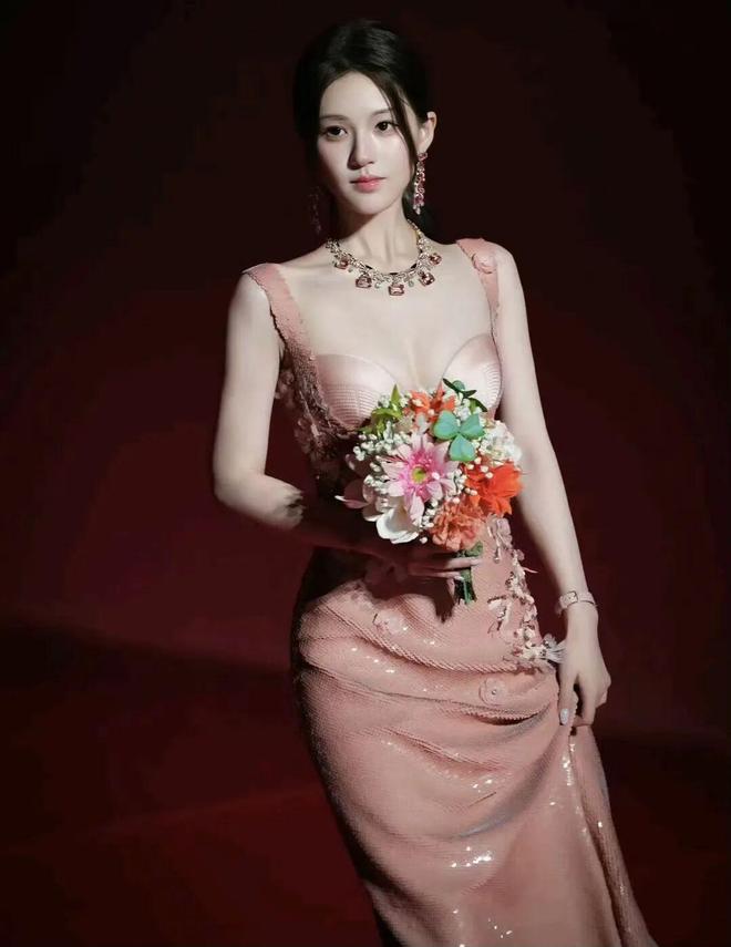 经把人香晕了 柔光潋滟开元ky棋牌赵露思已(图8) 经把人香晕了 柔光潋滟开元ky棋牌赵露思已(图8)